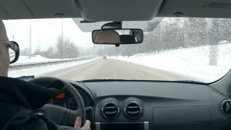 Timelapse-of-senior-traveler-driving-in-winter-city